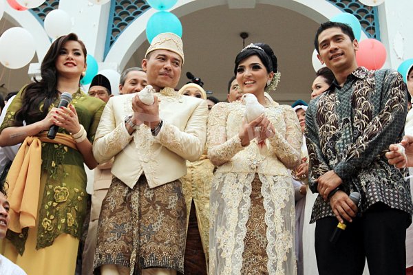 Anang dan Ashanty Melepas Merpati Putih