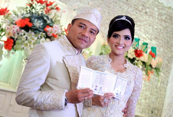Buku Nikah Anang dan Ashanty