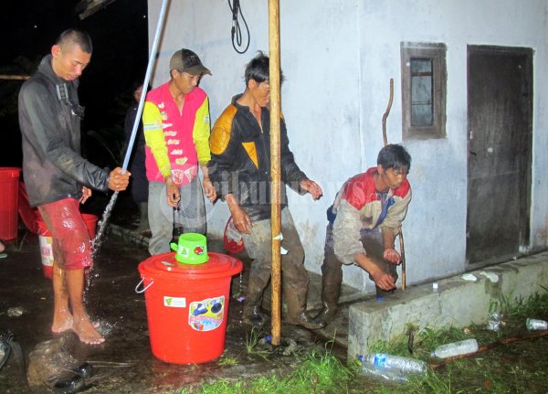 Tim SAR FPTI Bersih Bersih Diri