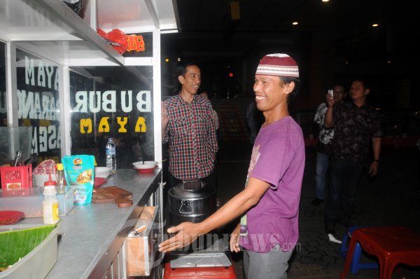 Jokowi Kunjungi Warung Lesehan Blom M Square