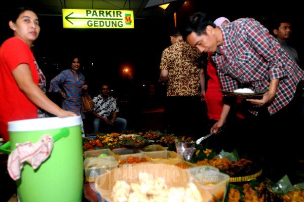 Jokowi Nikmati Makan Malam Diwarung Lesehan Blom M Square