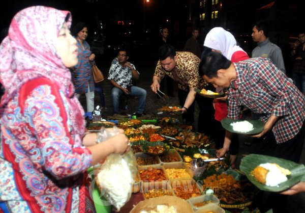Jokowi Nikmati Makan Malam Diwarung Mbok Gendut Lesehan Blom M S