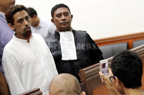 Pengunjung Abadikan Umar Patek