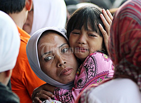 Anak Korban Sukhoi Menangis