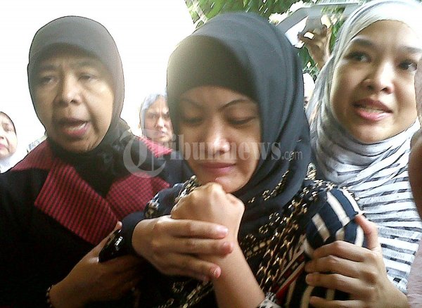 Istri Korban Sukhoi Menangis