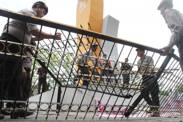 Mahasiswa Merusak Tugu PON