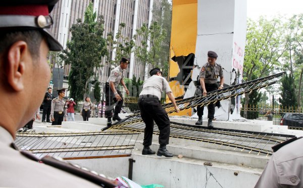 Mahasiswa Ngamuk Rusak Tugu PON Riau