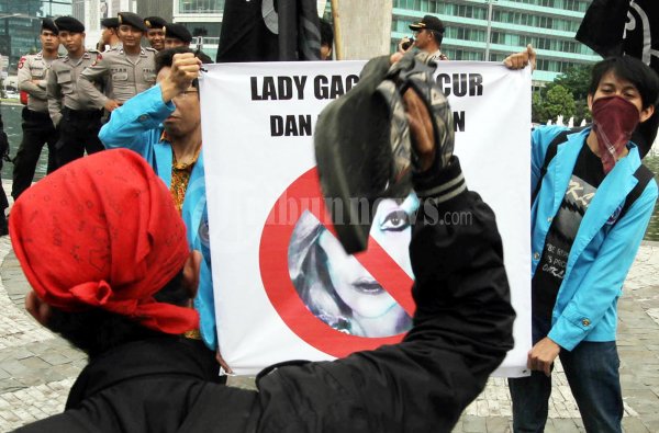 Tolak Lady Gaga