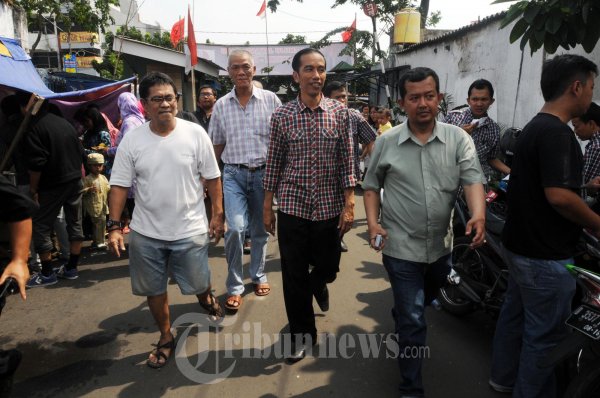 Jokowi Belum Biasa Tunjukan Jari 3 Metal