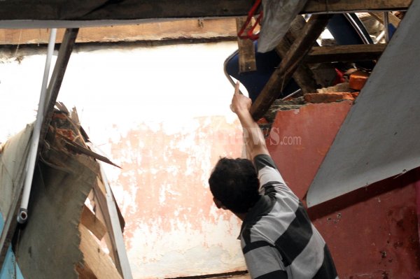 Tertimpa Runtuhan Tembok
