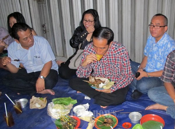 Jokowi Lahap Nikmati Makan Malam di Cangkringan Fatmawati