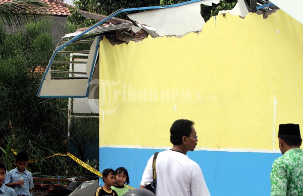 Atap Sekolah Roboh