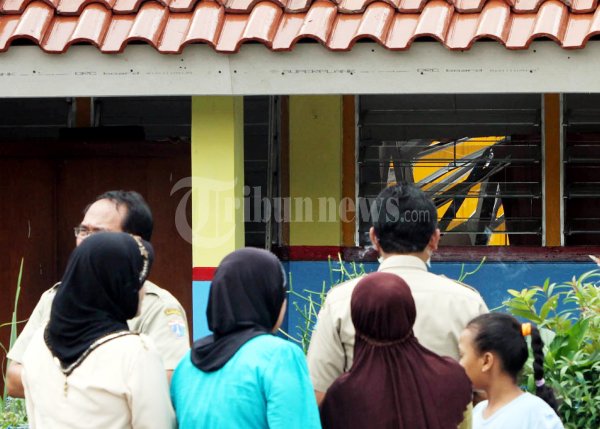 Atap Sekolah Roboh