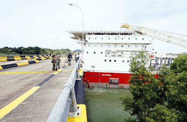 Jembatan Barelang VI Di Tabrak Kapal