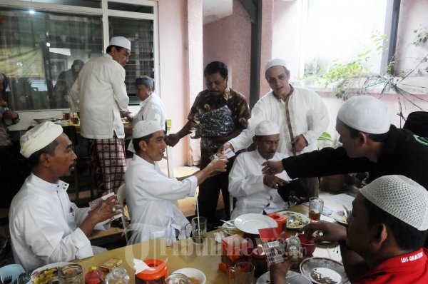 Jokowi Bagi Baju Kotak Kotak dan CD Pada Ustaz