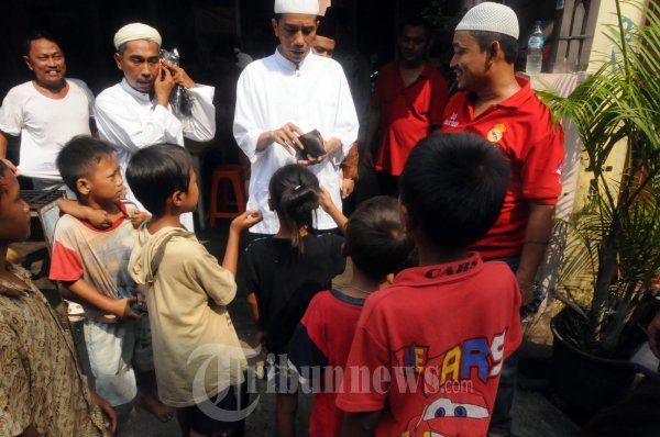 Jokowi Bagikan Sedekah