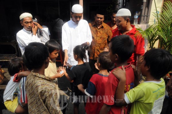 Jokowi Bagikan Sedekah