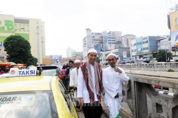 Jokowi Bersama Habib Lutfi dan Beberapa Ustaz Menyusuri Pasar Ta