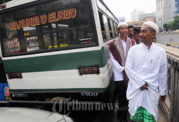Jokowi Didampingi Beberapa Ustaz Menyusuri Pasar Tanah Abang