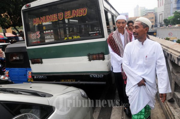 Jokowi Didampingi Beberapa Ustaz Menyusuri Pasar Tanah Abang