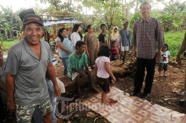 Jokowi Kinjungi Warga Pinggir Kali Pesanggrahan Tanah Kusir