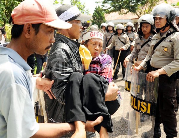 Tak Kuat Aksi, Seorang Nenek Pingsan