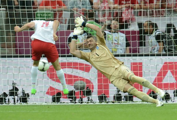 Robert Lewandowski Mencetak Gol