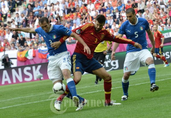 Duel Bek Italia vs Spanyol