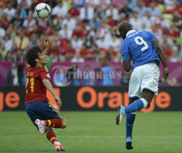 Duel Mario Balotelli dan David Silva