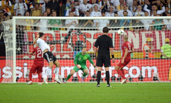 Gol Sundulan Mario Gomez ke Gawang Portugal