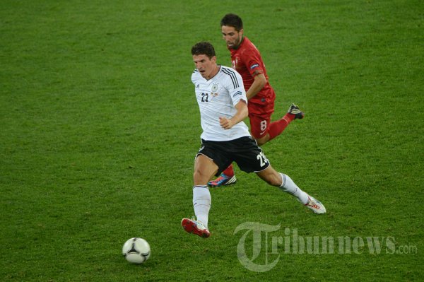 Mario Gomez Melewati Joao Moutinho