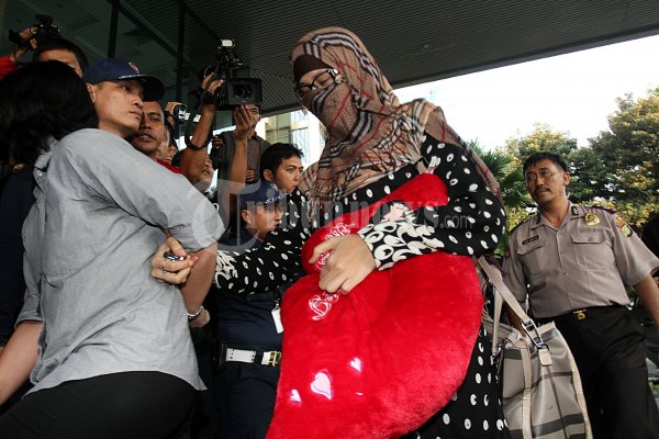 Neneng Sri Wahyuni Ditahan