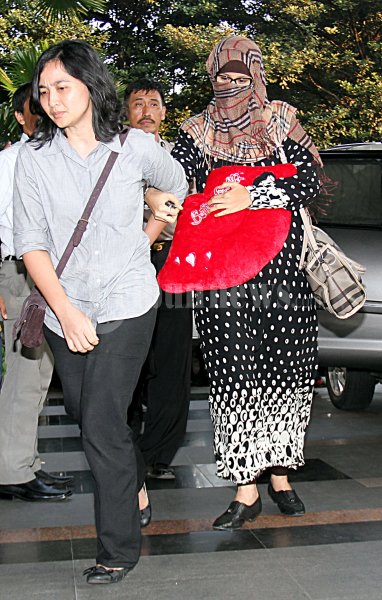 Neneng Sri Wahyuni Ditahan