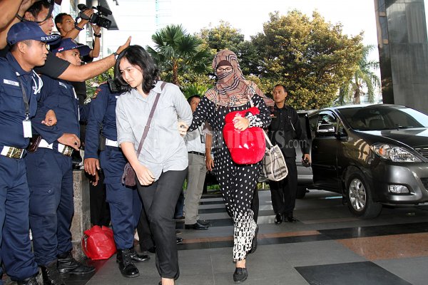 Neneng Sri Wahyuni Ditahan