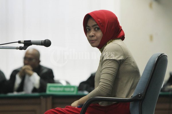 Sidang Perdana Wa Ode Nurhayati