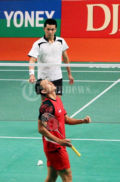 Sony Kalahkan Taufik Hidayat