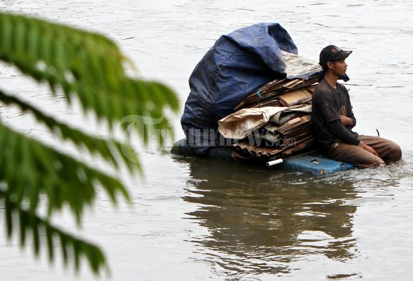 Pemuluh Sampah Sungai Ciliwung