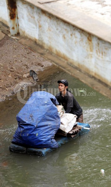 Pemuluh Sampah Sungai Ciliwung