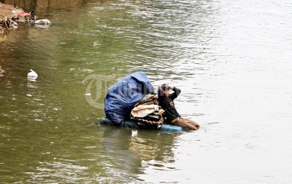 Pemuluh Sampah Sungai Ciliwung