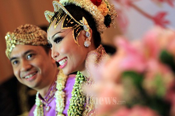 Ayu Dewi dan Regi Datau