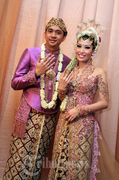 Ayu Dewi dan Regi Datau