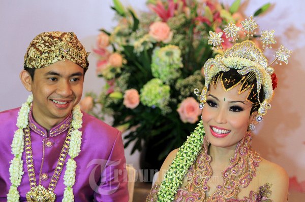 Ayu Dewi dan Regi Datau