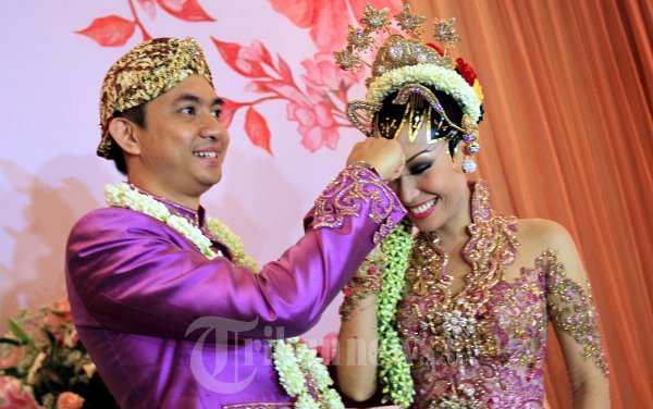 Ayu Dewi dan Regi Datau
