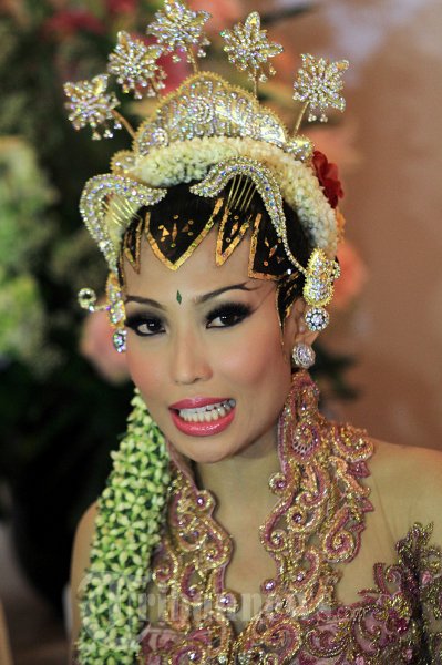 Ayu Dewi dan Regi Datau