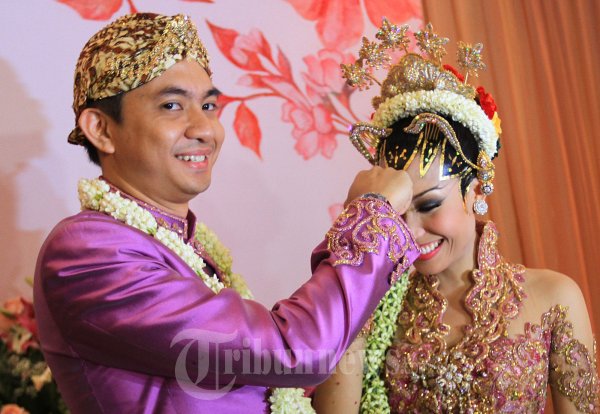 Ayu Dewi dan Regi Datau