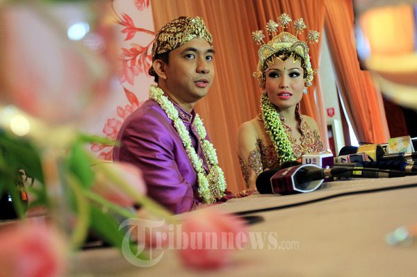 Ayu Dewi dan Regi Datau