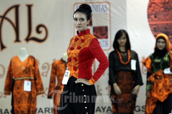 Peragaan Busana Batik Hidayat Didik