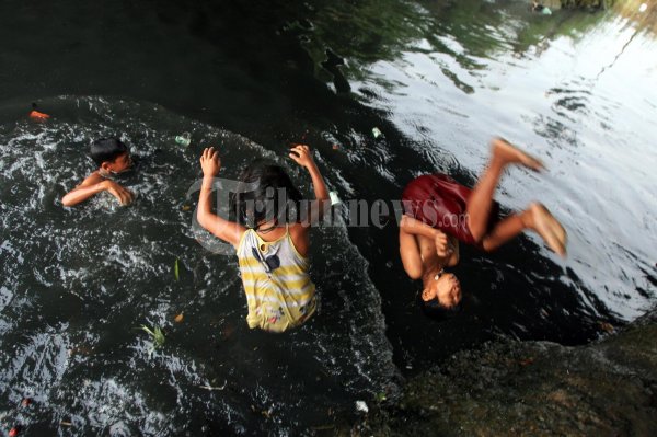 Berenang di Sungai Yang Kotor