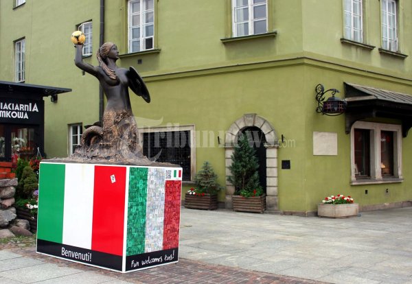 Bendera Italia di Patung Putri Duyung Syerenka