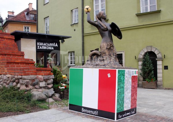 Bendera Italia di Patung Putri Duyung Syerenka